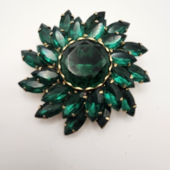 Source Unknown Jewelry - Vintage Emerald Green Floral Brooch
